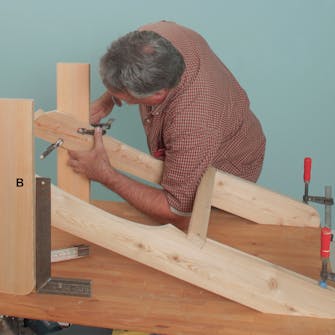 Vangene spennes midlertidig fast på Adirondack-stolen Vangene spennes midlertidig fast på Adirondack-stolen